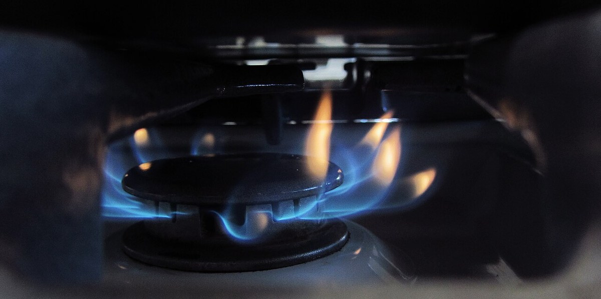 Uçları sarıya dönen mavi gaz alevi